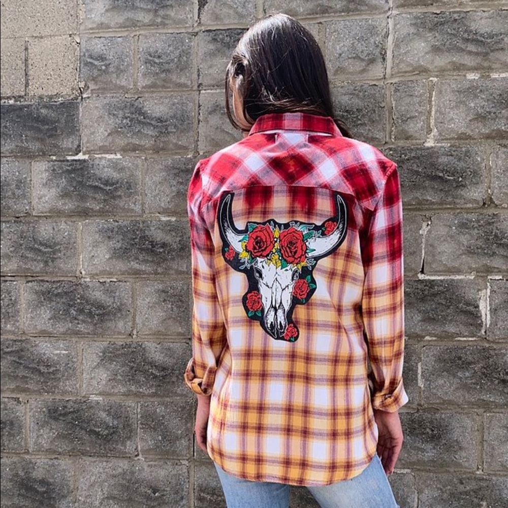 SKULL AND ROSES BULL GRAPHIC BACK SHIRT